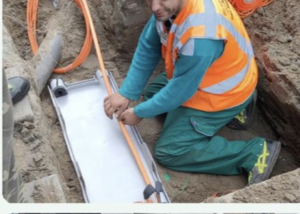 Technicus begeleidt de installatie van kabelbuizen