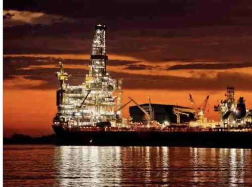 Offshore industriële constructie bij zonsondergang