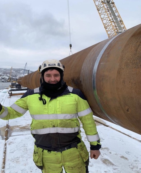 Technisch medewerker naast een grote leidingsectie